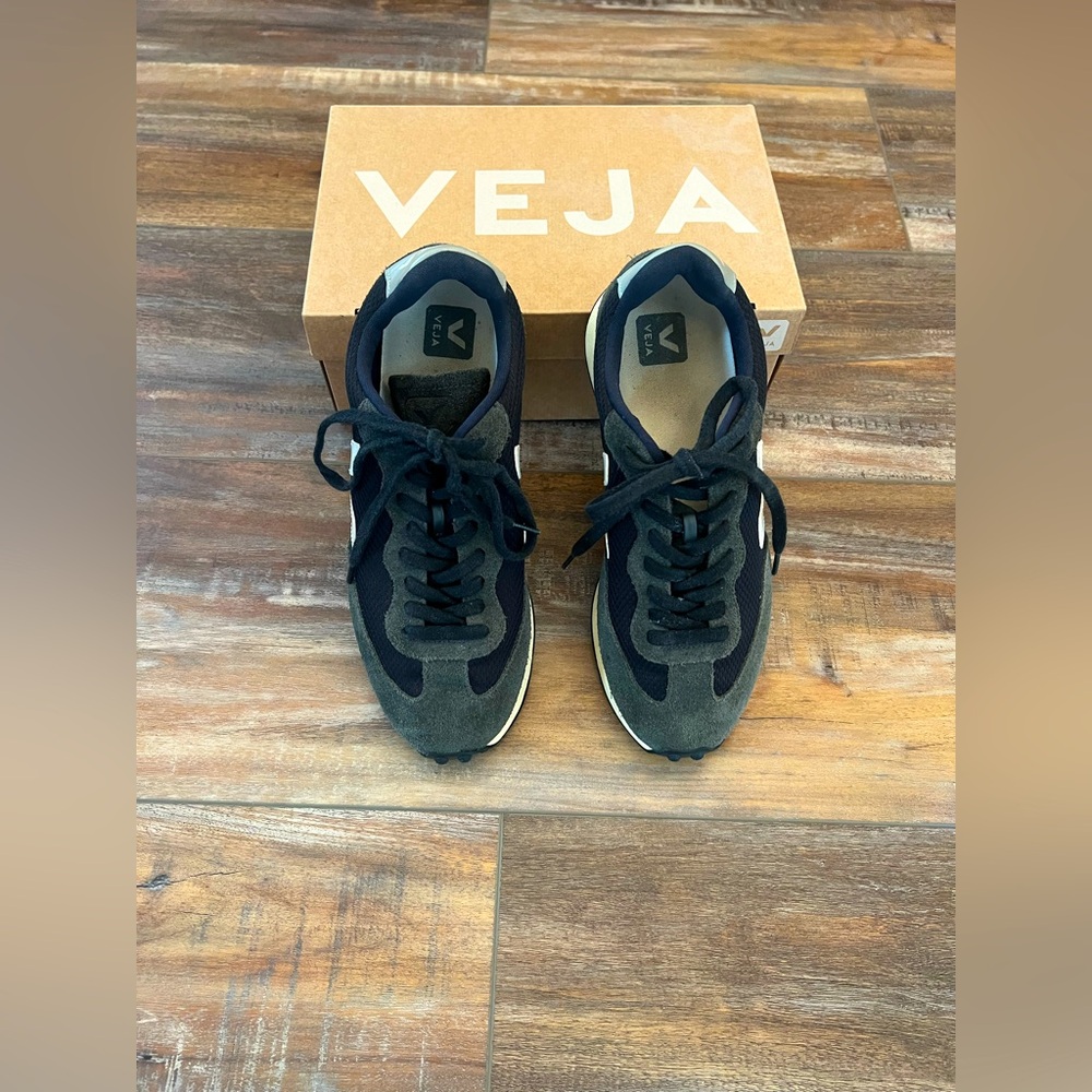VEJA Rio Branco Alveomesh Black Sneakers 
EUR 41/US 9.5